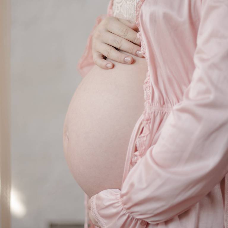 Gynomunal es un gel vaginal hidratante libre de hormonas, esto evita complicaciones en el desarrollo del bebe y el poder usar un humectante vaginal sin preocupaciones en el tratamiento para la resequedad vaginal.