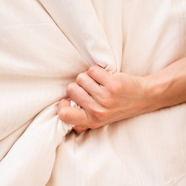 El ardor y dolor durante las relaciones sexuales, se puede manifestar por varios factores, uno de ellos es la resequedad vaginal. Gynomunal es un gel hidratante femenino con ácido hialurónico que hidrata las paredes vaginales.